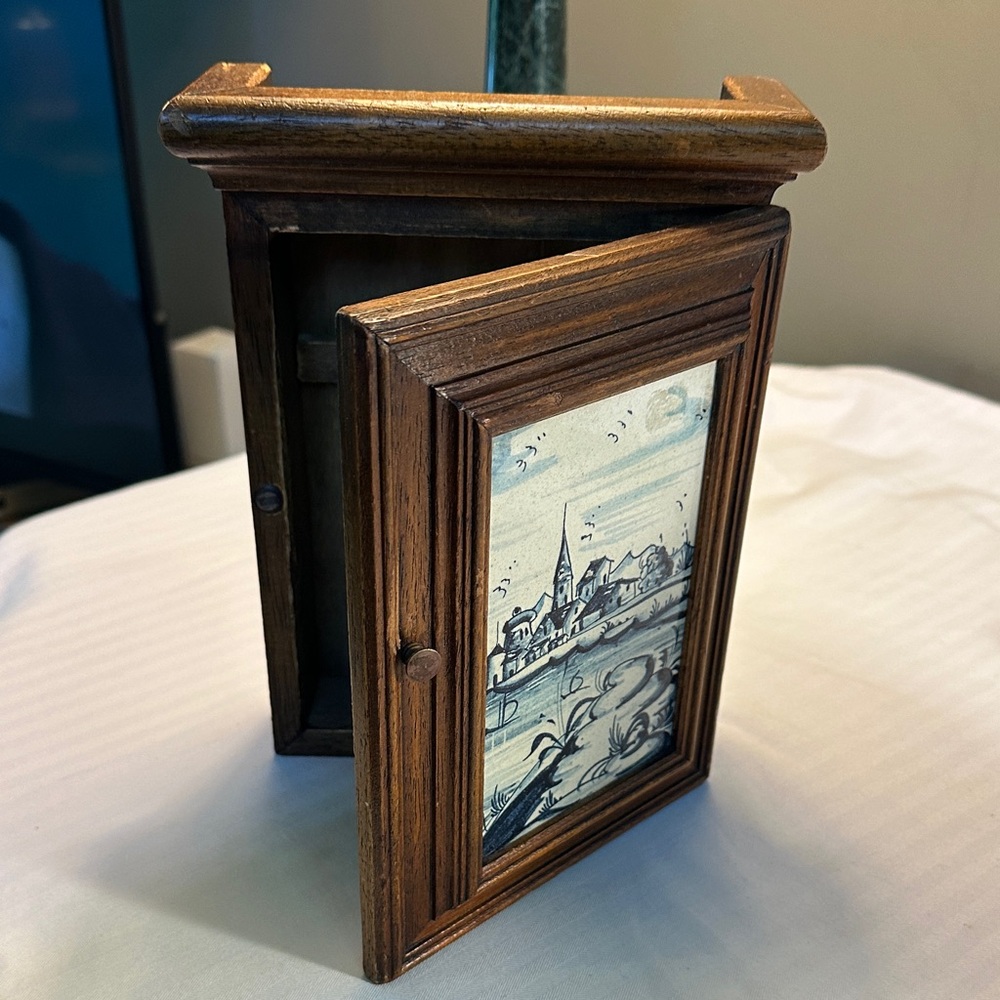 Wooden Wall-Mount Key Cabinet with Blue Scenic Tile Accent